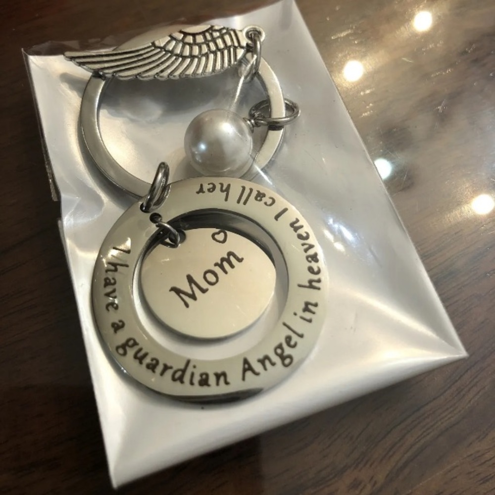 mom memorial key chain With Wing And Pearl